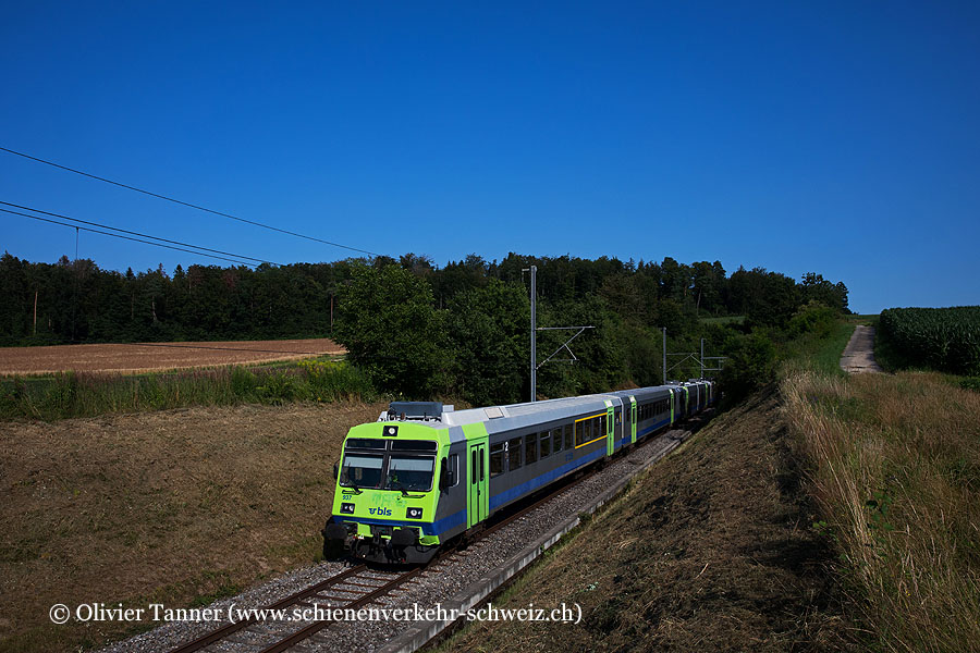 Nahverkehrspendelzug mit RBDe 566 237 als S52 Bern – Ins