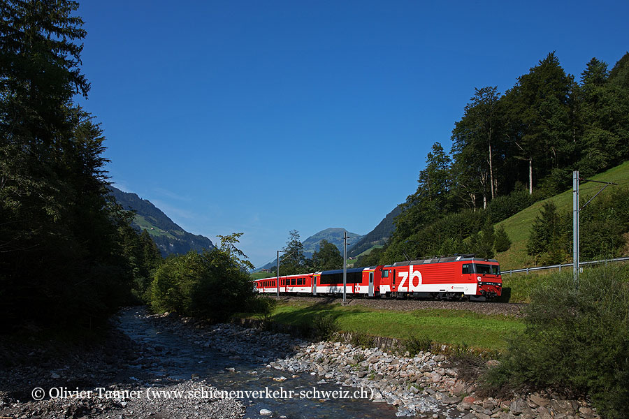 HGe 101 965 mit IR Luzern – Engelberg